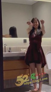 52吃瓜独家 酒店约炮高颜值贵州师范女大学生 张菲菲 无毛小穴被内射满精液 太销魂了！