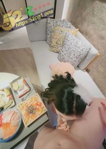 52吃瓜独家 独门秘制精液炒饭 带上项圈的风骚小母狗 主动给主人口交 射在米饭里 奖励母狗吃下去！