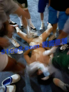 沙河公园 成都 沙河公园 一男子躺在地上喝尿，被警察带走。