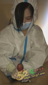 52吃瓜独家  风骚女护士穿着防护服黑丝袜 亲自上门给病人提供榨精服务