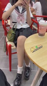 精神小伙真实约炮抖音JK学院风嫩妹  喝个奶茶就被直接带去酒店无套内射