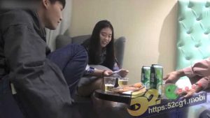 52吃瓜独家 两小骚哥约妹子酒店开房 喝酒聊天后 俩大屌强上一直反抗的小嫩妹