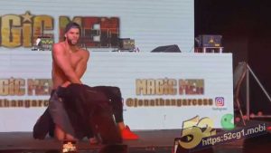 香港演唱会  豪放颜值韩妹 被黑人邀请到台上 当成充气娃娃 现场展示性爱姿势 真刺激！