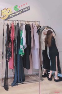 52吃瓜独家  全网疯传 抖音卖睡衣直播间 女模特换衣时镜子反射 身材奶子一览无遗