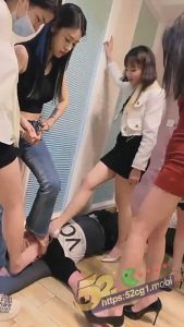 52吃瓜独家  众女王调教M男 香足虐脸 喝口水 高跟鞋狂踩全身 年轻人真会玩！