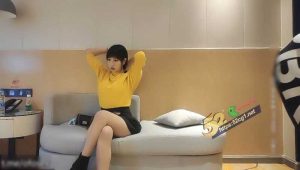 52吃瓜独家【鸭哥探花】清纯黄衣外围小姐姐 大屌猛男战力持久 沙发AV视角  啪啪狂操激情无限！