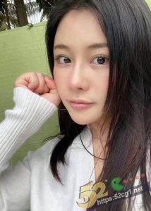 52吃瓜独家 最强女绿帽之 上海繁华街头 漂亮老婆开车 老公在后座操小三 有钱人玩的真炸裂！