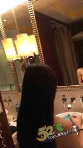 52吃瓜独家 超清纯反差御姐为主人提供一条龙星级服务 穿上渔网袜被主人18公分大屌操爽翻天！