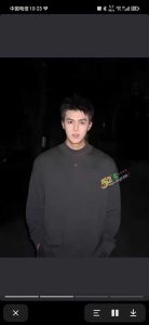 帅不过三秒 抖音素人听从评论建议爆改吴亦凡 剃光头蹬缝纫机开启直播走红！