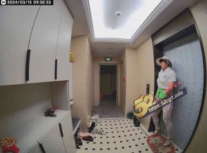 变态男穿短裙白丝高跟鞋 在别人家门口发骚拍视频做任务   被门口监控记录下来 #变态