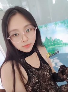 52吃瓜独家 绿帽男分享自己老婆 给好哥们享用还要求内射 自己居然还在旁拍摄