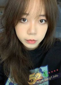 52吃瓜独家 山东青岛酒店前台 杨薇 兼职援交 被射的满脸都是精液 鼻孔都被堵住 赚点钱太不容易了！