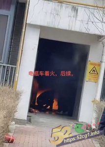 52吃瓜独家 营口盖州大景城再次发生电动车着火事件  一女子被烧的头顶冒烟 还敢把电动车往楼里放吗？