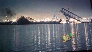 52吃瓜独家新闻 美国 巴尔的摩大桥北撞塌，至少十几辆小汽车掉入海里