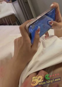 52吃瓜独家 四川旅游学院嫩妹 张含婕  一边给闺蜜打电话 一边跟男友啪啪 网盘完美露脸泄密！