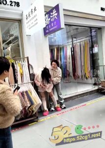 52吃瓜独家 绍兴市柯桥区东区市场 上演原配和小三大战！小三被原配抓着头发暴揍！