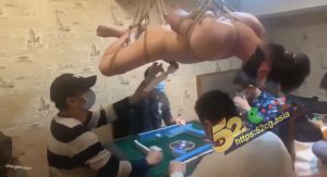 男同的麻将聚会 头顶上还吊了一个吉祥物 谁胡牌就奖励吃鸡巴