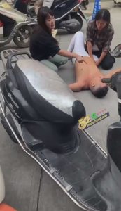 广东惠来县 平安保险公司员工 方海生 把他和自己老婆做爱的视频发网上 被他老婆和丈母娘打到昏迷被救护车接走