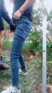 绿奴男挑唆自己老婆勾引了农民工大哥，希望让他草自己老婆 手扶拖拉机上展开了疯狂的性爱