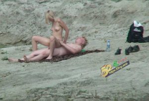 超牛逼的偷拍 国外情侣沙滩激情性爱 被远距离偷拍 还这么清晰 我也想要这样的设备