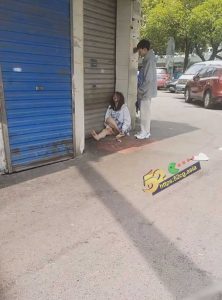 小仙女生气了 大街上撒泼 用头撞门 当街脱光衣服  原因不明