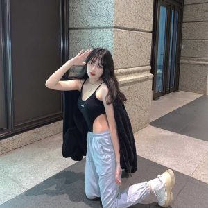 约炮重庆18线小外围  长的不是太漂亮但是身体特别娇嫩 口交做爱怼脸实拍 后入爆操淫叫连连