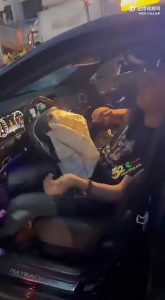 成都疑毒驾奔驰迈巴赫高速撞向非机动车道，电动车倒了一片，并连续碾压多人