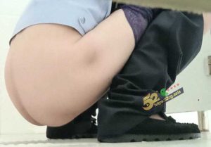 牛逼！虎口拔牙 偷拍狂魔大神 公安局放尿突发奇想偷拍女警厕拍 胆子也太大了