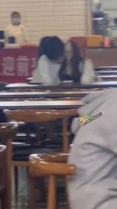 现在的小年轻这么饥渴吗？餐厅里当众抠逼 戴眼镜的果然性欲强