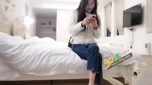 52吃瓜探花推荐~漂亮大奶美眉吃鸡啪啪 身材高挑 口技不错 玉腿加黑丝 操完淫水直冒！