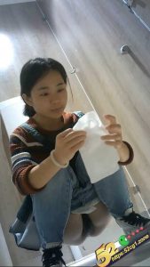 江苏南京万达广场厕所偷拍视频～冒死偷拍数十位美女如厕过程 现场真实版