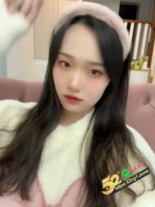 湖北美术学院04年沈思琪被包养～金主爸爸找来朋友一起玩 多种情趣上下开攻内射