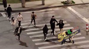 一群精神小妹小伙 深夜街头追逐围殴一男一女 砍刀直接往身上招呼 打完就跑