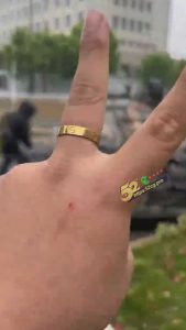 男子开车在大马路上狂秀车技  看到最后我放心了 从车里爬出来不忘给家人们拍视频