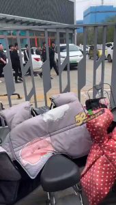 山西临汾 多人当街持械砸车  气焰十分嚣张 当天警方通报称 目前涉案人员全部抓获