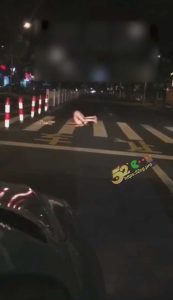 无锡一女子疑似失恋崩溃  大马路上裸奔自慰 惊呆众人