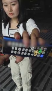 无下限 抖音主播PK输了 遭线下见面惩罚 一整瓶老干妈倒骚逼上