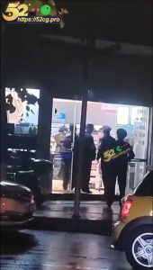 温州五马街 男子重金追求足浴店技师  结果女技师外面有小白脸 男一怒之下进店砍杀  出门后随机杀人