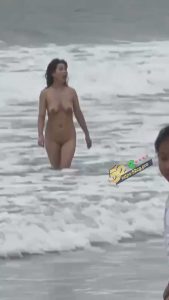 海南三亚湾 海滩惊现裸女  当着小孩的面全裸露出  最近的裸女有点多这是什么组织