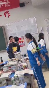 现在学校接受程度这么高了吗  男同高中生教室内当着众人面调情接吻  旁若无人