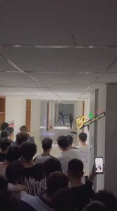 今日内蒙古集宁师范学院 大瓜 一女大学生 在男宿舍楼里脱光衣服  全裸大闹打砸 多名老师都控制不住