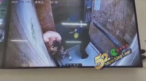 广东某小区 一男子拖拽女子进电梯欲实施强奸  没想到被保安大爷看见 一套组合拳打的爆头求饶