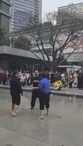 全网寻找陈洁   重庆观音桥步行街观景池  “我的爱情 我喜欢陈洁 谢东峰喜欢陈洁 ”