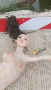 这是哪位瓜友干的好事 把自己女朋友扔河里 吓老子一跳！