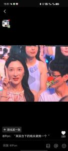 沸羊羊加一！薛之谦重庆演唱会 随机采访漂亮女生并表示一个人来的 旁边的眼镜男一脸错愕！