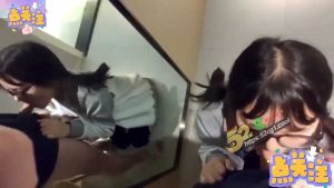 广东佛山某高中的骚逼小萝莉，穿着校服做爱，口活还不是很熟练，后入还是挺刺激，性爱技能提前训练！