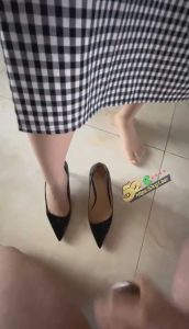 这哥们有逼不操  天天对着老婆的美腿打飞机  真是暴殄天物 干脆当绿帽得了 给兄弟们玩