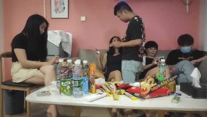 在外是贵妇，床上就是荡妇 三个饥渴老阿姨，是真的骚，主动勾引两年轻小伙  逼还是老的骚，每一帧都是经典