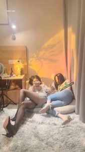 露脸才是王道 双飞高颜闺蜜 相互争宠 先操我 妹子骚逼摸了春药掰着粉穴求先操 被无套输出