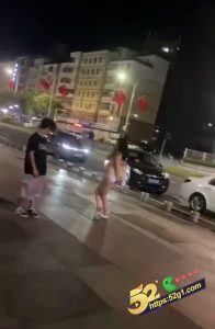 广东惠州社牛妹深夜大胆露出～大方展示裸体  还对偷拍的精神伙子比心放电